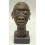 Kopf, Bronze, Benin, Afrika, auf Holzsockel, 23 cm bzw. 28 cm. Provenienz: Rheinische Privatsammlung