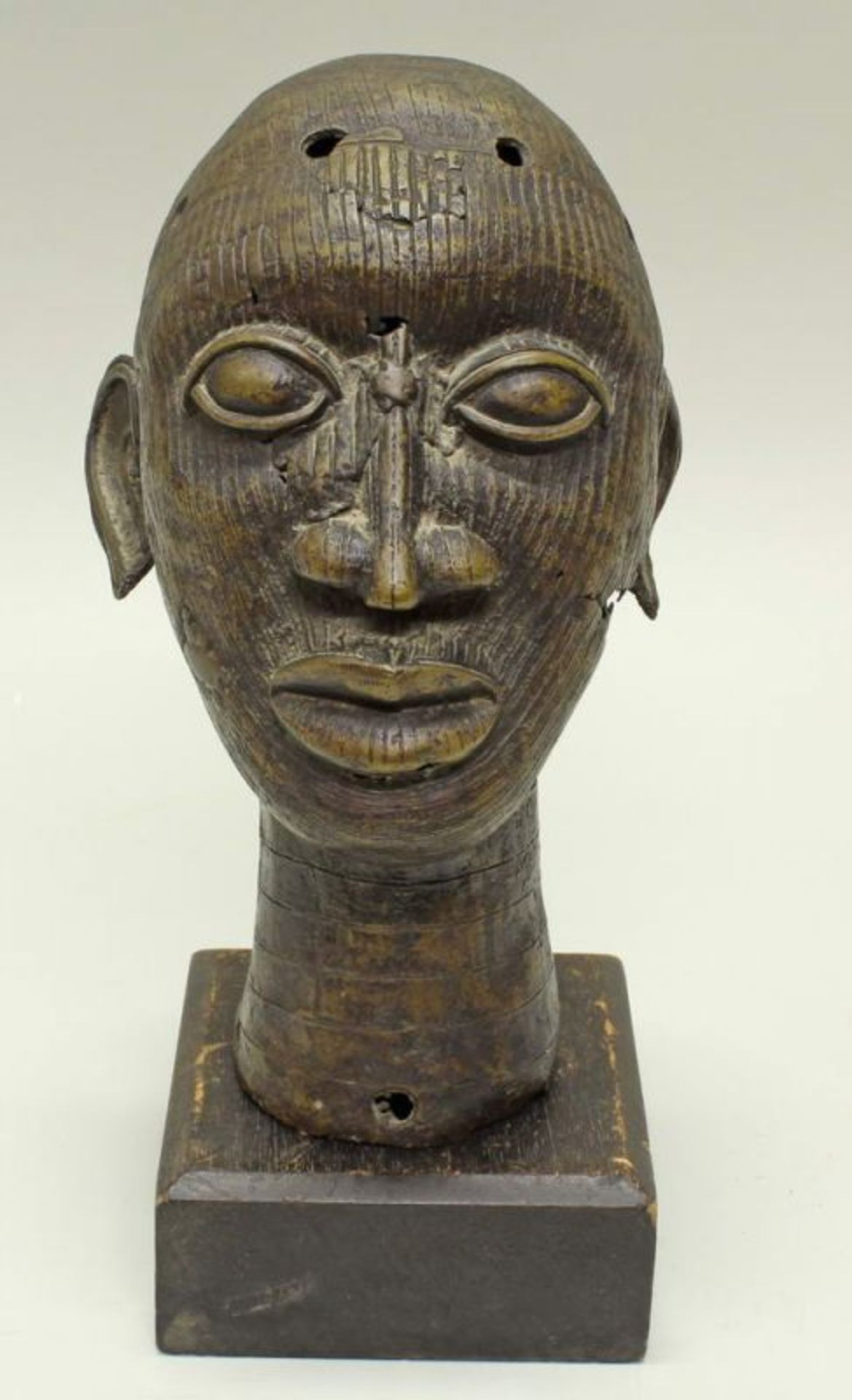 Kopf, Bronze, Benin, Afrika, auf Holzsockel, 23 cm bzw. 28 cm. Provenienz: Rheinische Privatsammlung