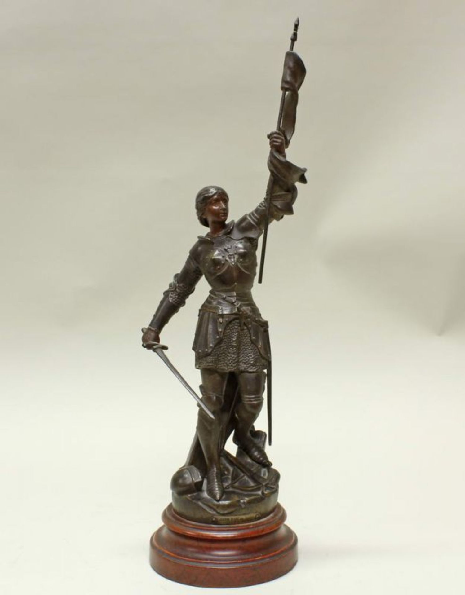 Plastik, Metall, "Jeanne d'Arc", bezeichnet nach Berthox, auf Holzsockel, 50 cm bzw. 54 cm hoc 20.00