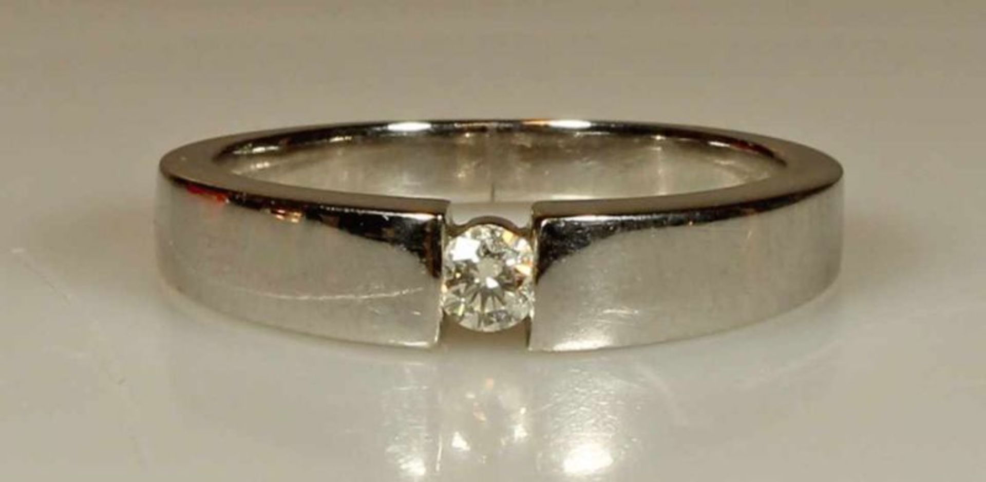 Ring, WG 585, 1 Brillant, ca. 0.10 ct., w/Lpr., 4 g, RM 16 20.00 % buyer's premium on the hammer