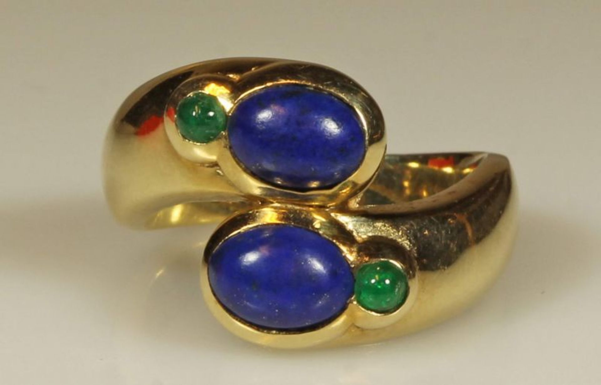 Ring, GG 585, 2 Lapis Lazuli-Cabochons, ca. 7 x 5 mm, 2 runde Smaragd-Cabochons, ca. 2.3 mm, 7.8