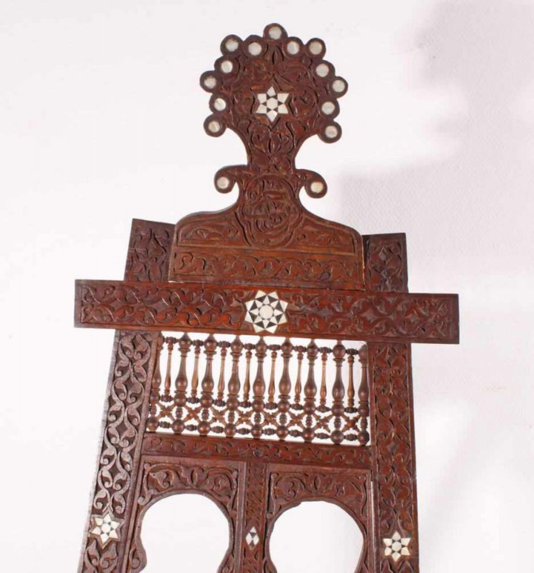 Staffelei, Holz, Perlmutteinlagen, orientalischer Stil, ca. 156 cm hoch 20.00 % buyer's premium on - Image 2 of 2