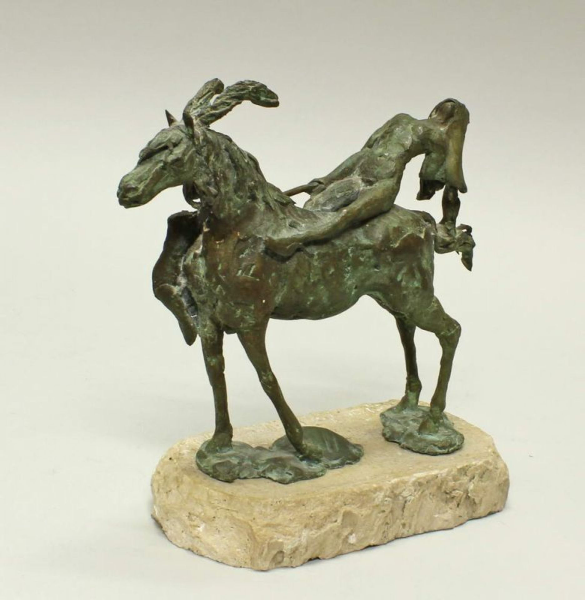 Bronze, "Reiterin", auf Steinsockel, 17.5 cm bzw. 20 cm hoch. Yvonne Ypma, geb. 1945, Bildhauerin