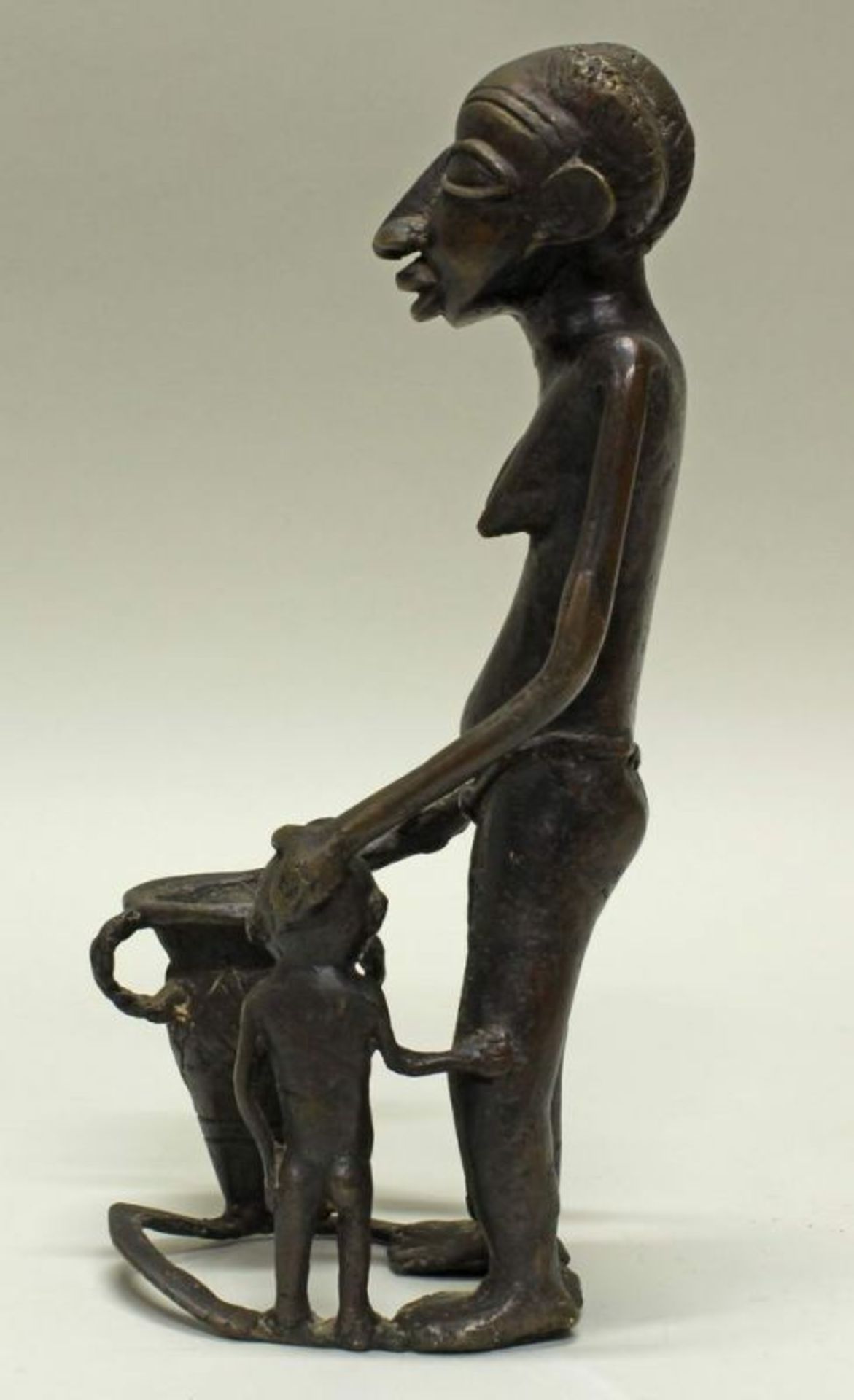 Figur, "Mutter-Kind mit Krug", Bronze, Nigeria, Afrika, 29 cm hoch. Provenienz: Rheinische - Image 4 of 4