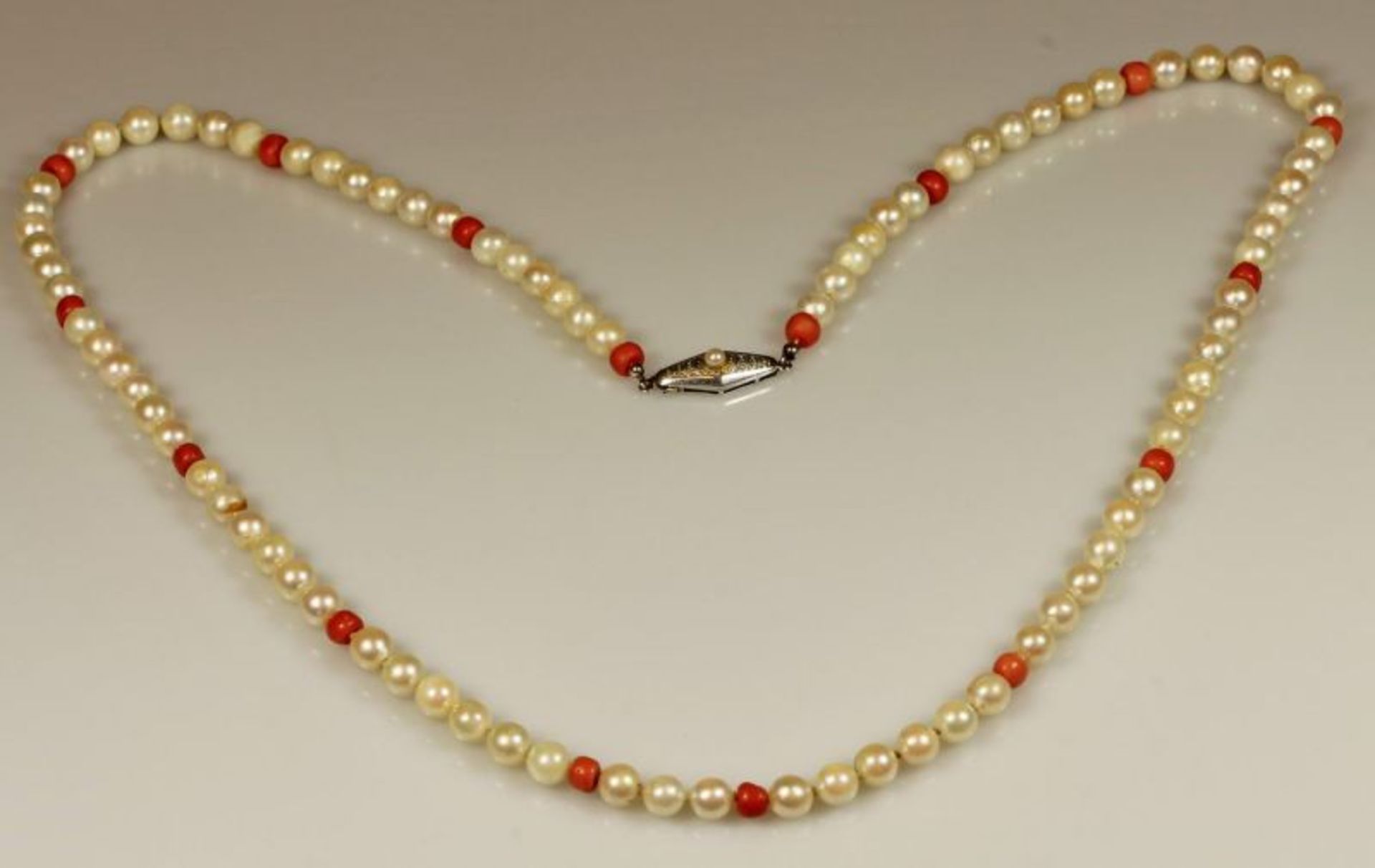 Perlenkette, 87 Zuchtperlen ø ca. 6.8 mm, mit 16 Korallkugeln im Wechsel, Schließe Silber 835, mit