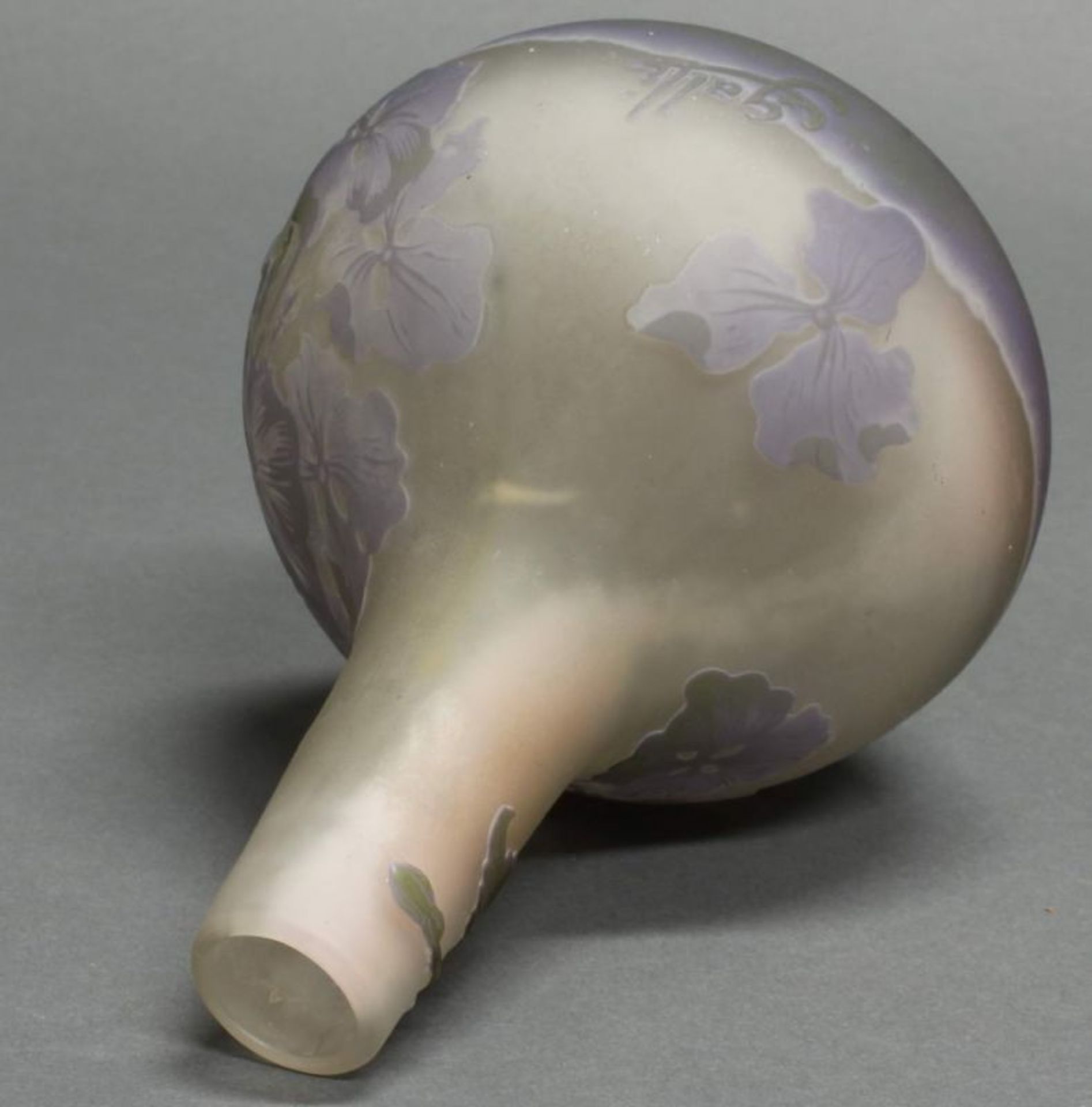 Vase, Emile Gallé, um 1910, Glas, violetter und grüner Überfangdekor mit Veilchen, kugelige Form mit - Image 5 of 5