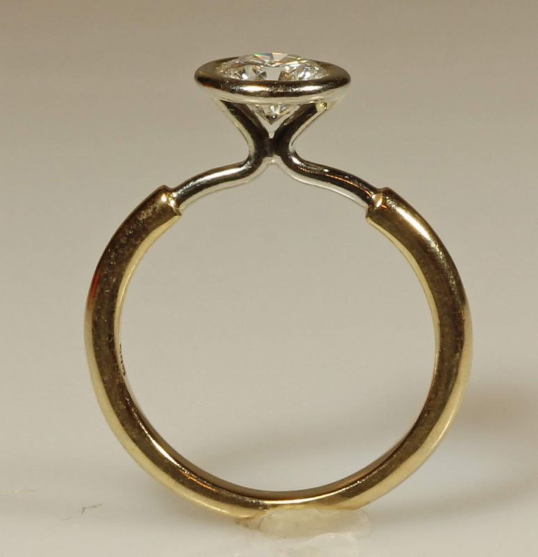 Ring, WG/GG 585, 1 Brillant-Solitär 0.777 ct., etwa fw/si, 3 g, RM 16.5, Brillant-Expertise Dipl. - Image 2 of 2