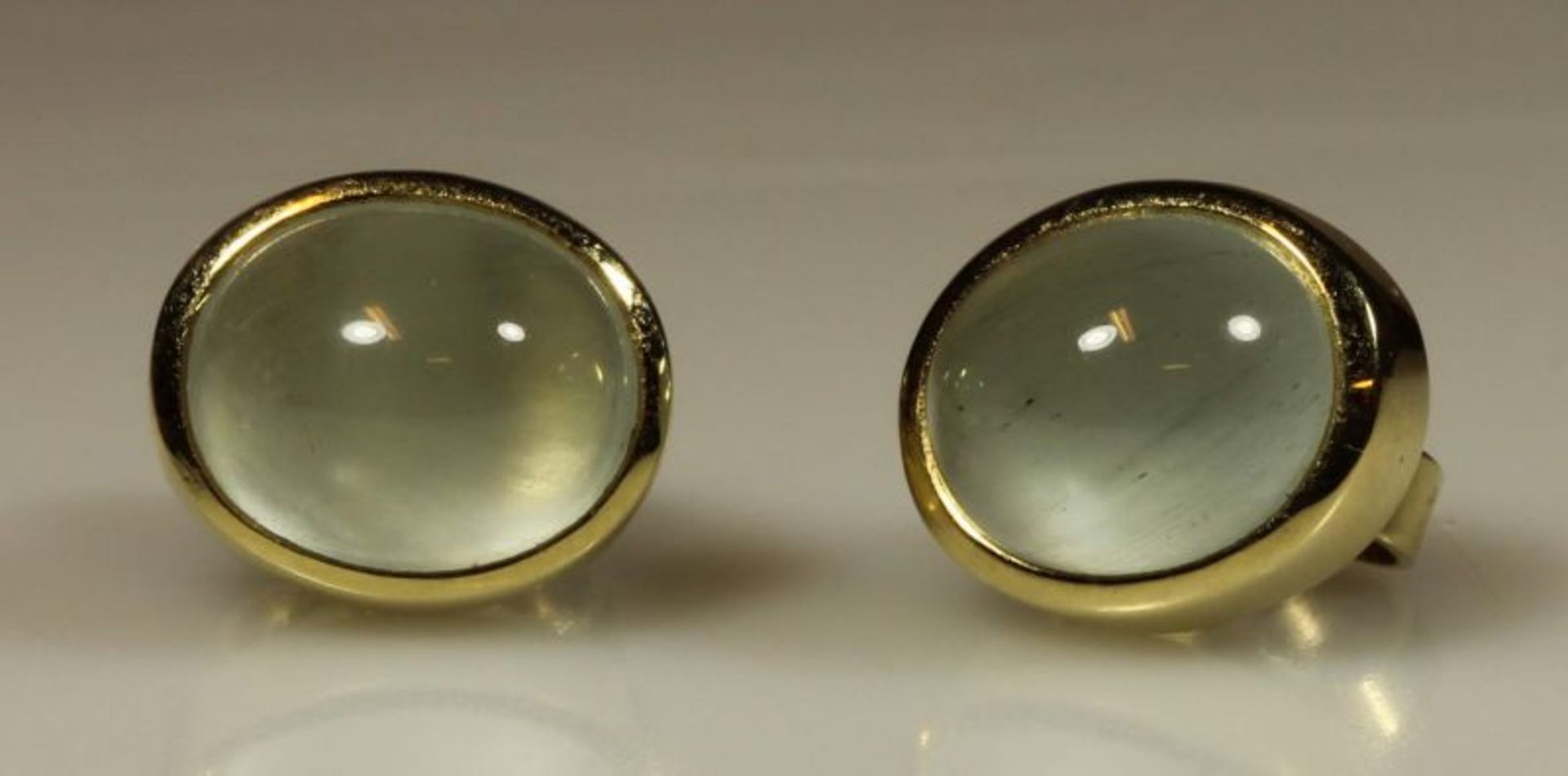 Paar Ohrstecker, GG 585, 2 Mondstein-Cabochons, 8 g 20.00 % buyer's premium on the hammer price 19.