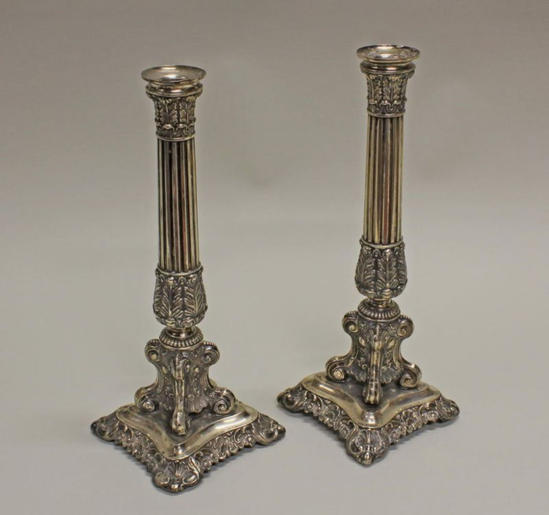 Paar Kerzenleuchter, Silber, ungemarkt, verziert mit Akanthus, Palmetten und Blüten, kannelierter - Image 3 of 3