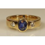 Ring, GG 585, 1 oval facettierter Saphir, 2 Brillanten zus. ca. 0.20 ct, 9 g, RM 18 20.00 % buyer'