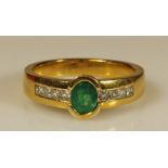 Ring, GG 585, 1 oval facettierter Smaragd, 8 kleine Besatzdiamanten, 6 g, RM 18 20.00 % buyer's