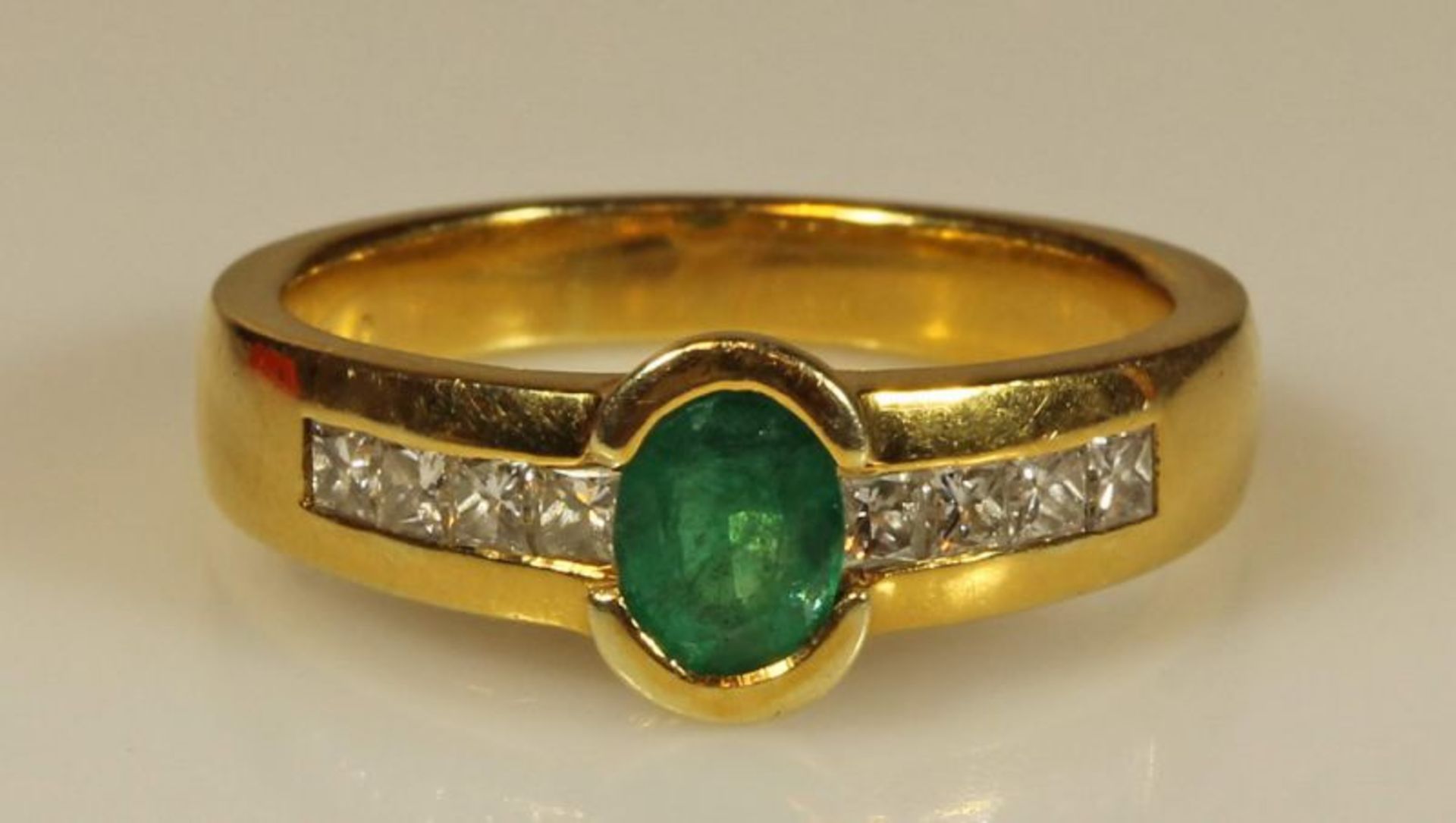 Ring, GG 585, 1 oval facettierter Smaragd, 8 kleine Besatzdiamanten, 6 g, RM 18 20.00 % buyer's
