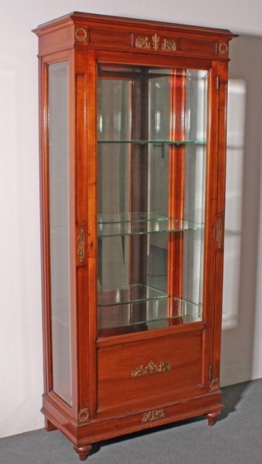 Vitrine, Empirestil, 20. Jh., Mahagoni, Messingzier, eintürig, dreiseitig verglast, verspiegelte