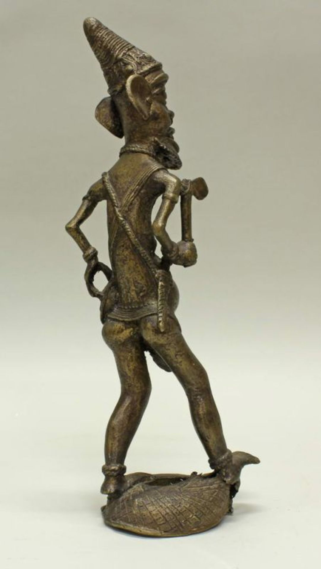 Figur, "Jäger", Bronze, Benin, Afrika, 36 cm hoch. Provenienz: Rheinische Privatsammlung 20.00 % - Image 2 of 3