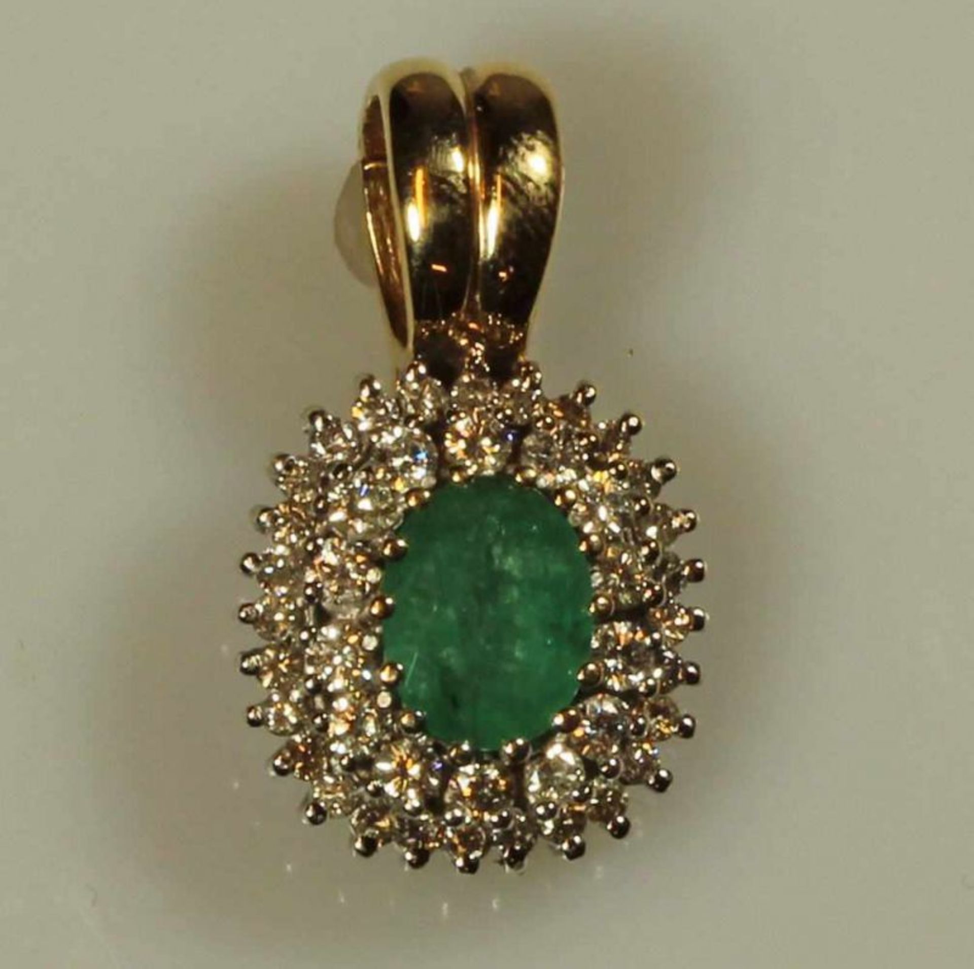 Collieranhänger mit Clipöse, WG/GG 585, 1 oval facettierte Smaragd, 42 Brillanten zus. ca. 0.60 ct.,