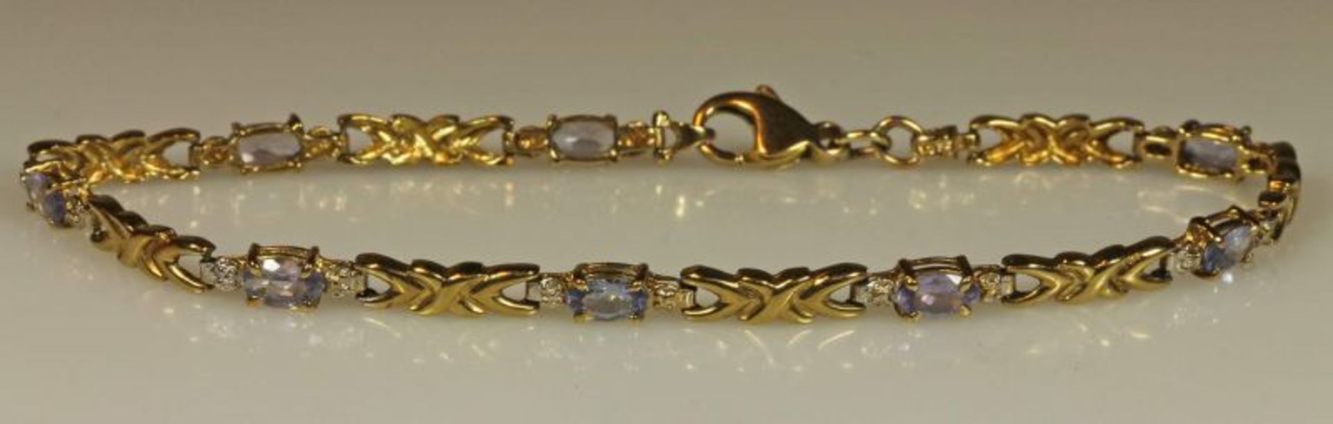 Armband, GG 333, 8 ovale facettierte Tansanite, ca. 5.8 x 2.9 mm, 18 cm lang, 4.2 g 20.00 % buyer'