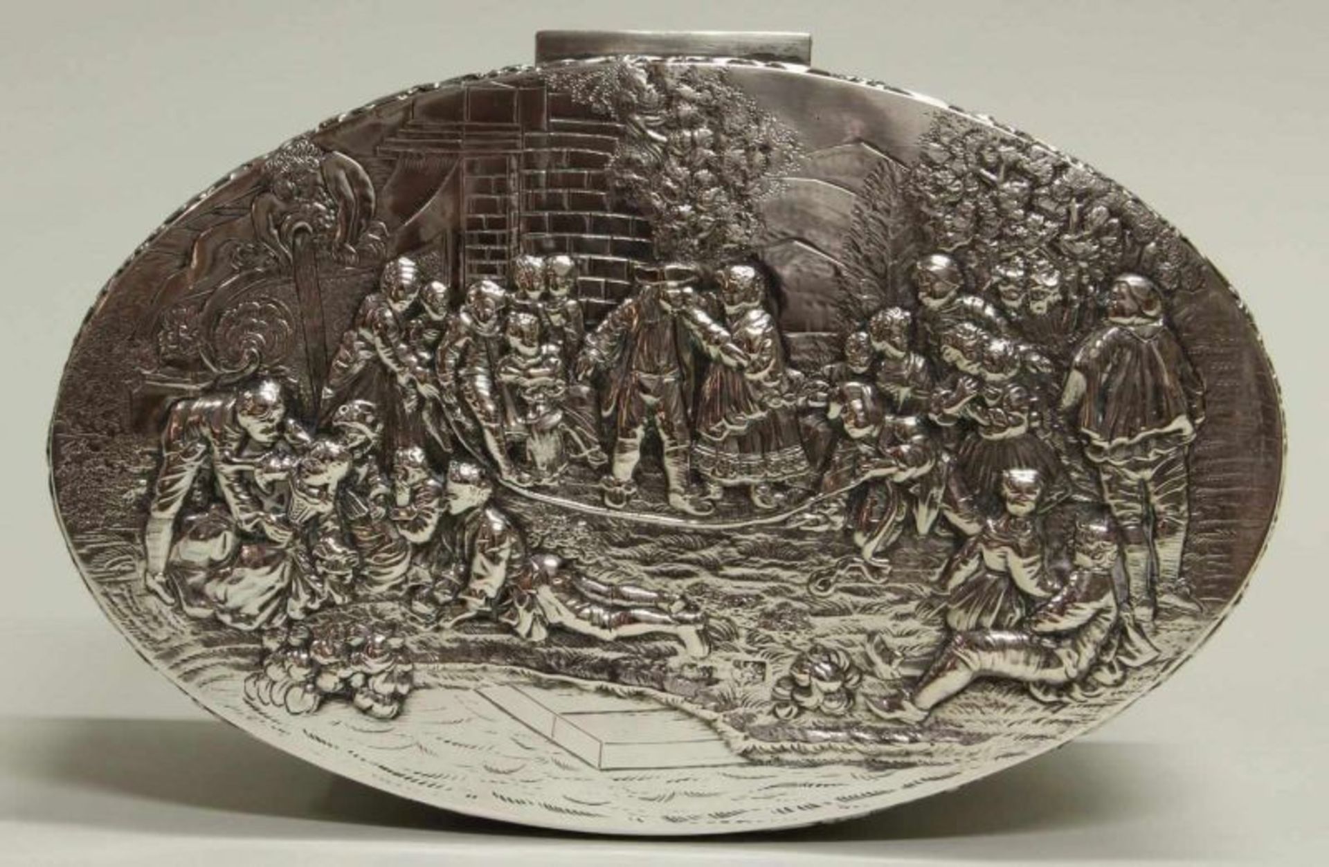 Gebäckdose, Silber 800, Hanau, Schleißner & Söhne, Reliefdekor mit spielenden Kindern, - Image 2 of 2