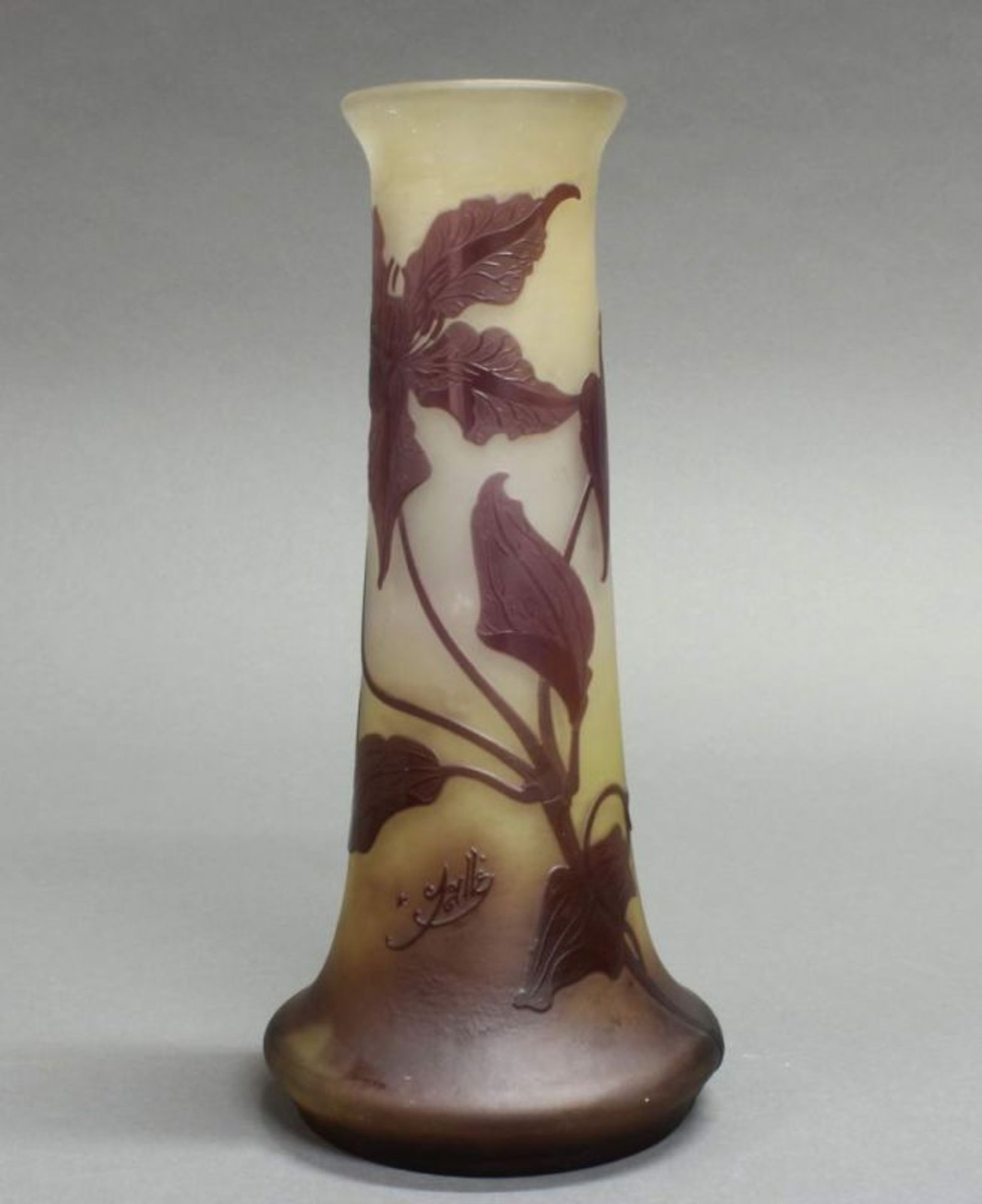 Vase, Emile Gallé, um 1904-1906, Glas, violetter Überfangdekor mit Anemonen auf mattem Grund,