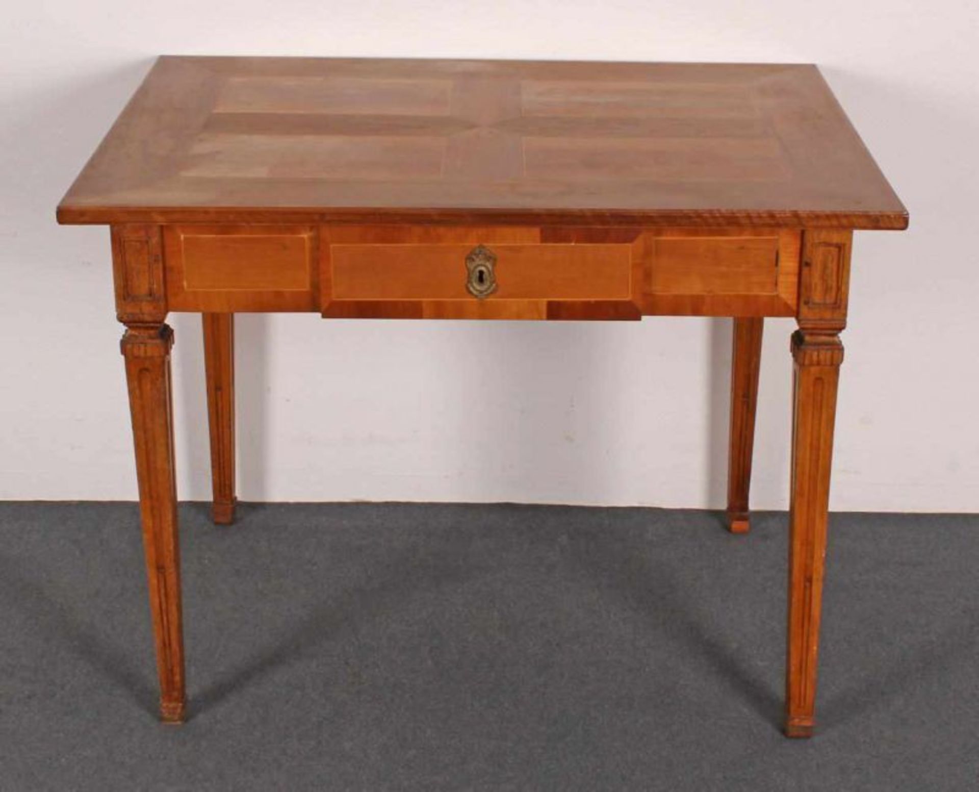 Kleiner Schreibtisch, um 1780, Nussholz/Kirschbaum u.a., ein Schubfach, 77 x 101 x 71 cm,