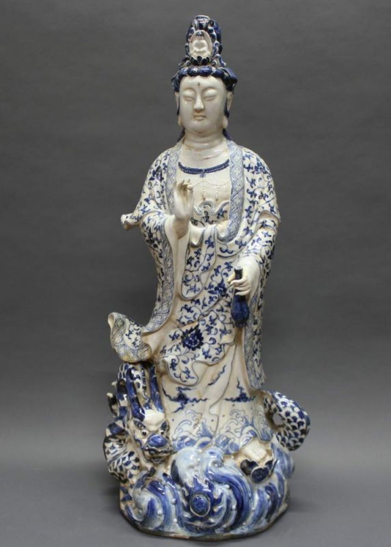 Große stehende Quanyin, auf Sockel, mit Drachen, China, 20. Jh., Porzellan, Blaudekor, 94 cm hoch