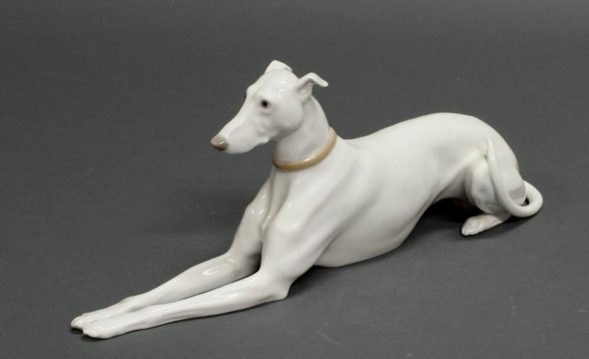 Porzellanfigur, "Liegender Greyhound", Bing & Groendahl, Modellnummer 2079, polychrom, 11.7 cm