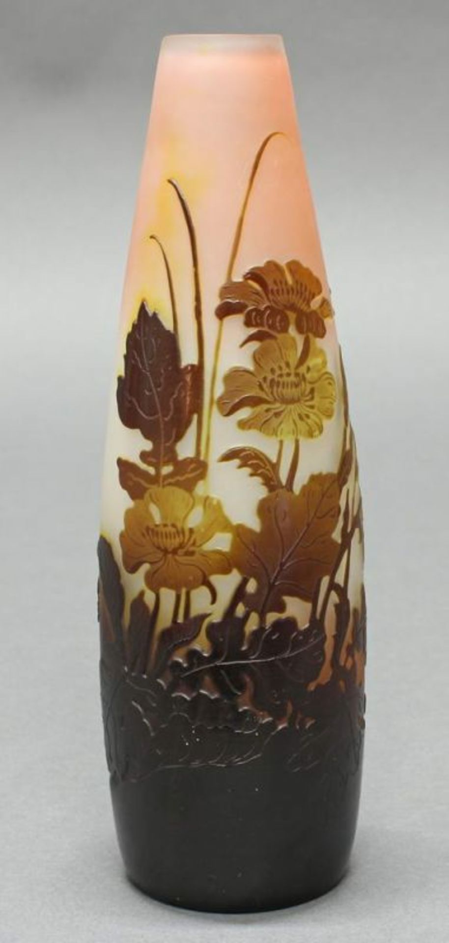 Vase, Emile Gallé, 1906-1914, Glas, brauner Überfangdekor mit Hahnenfuß, Abendstimmung, Fond weiß