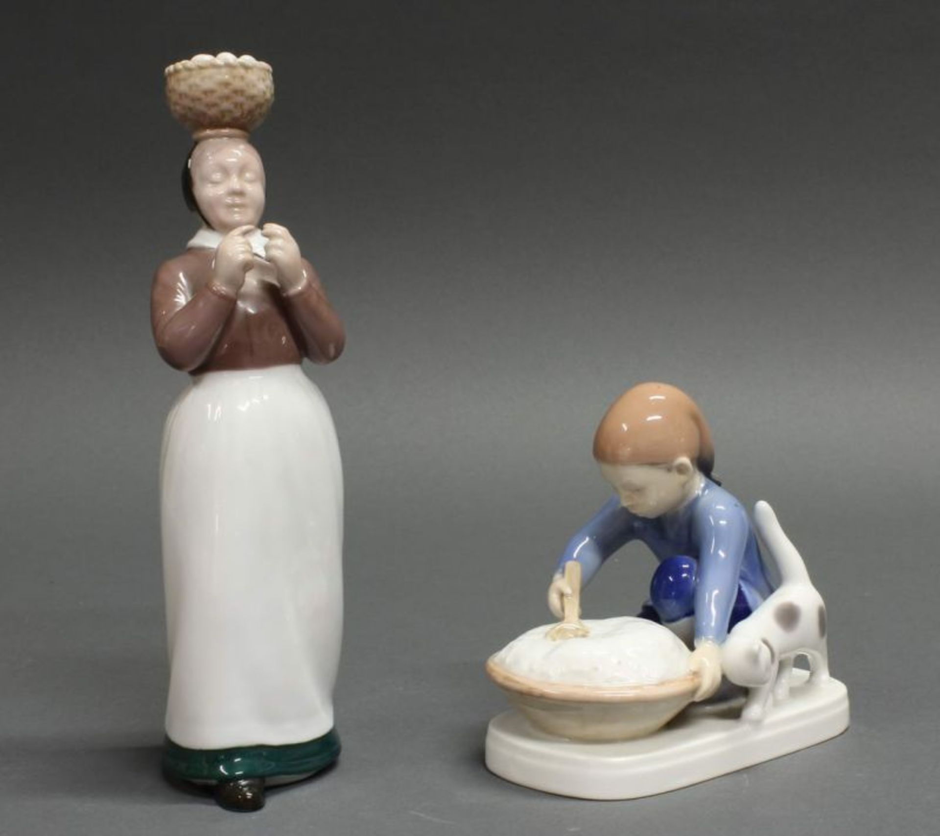 2 Porzellanfiguren, "Der Weihnachtsbrei", "Eierfrau", Bing & Groendahl, Modellnummern 2126 und 2305,