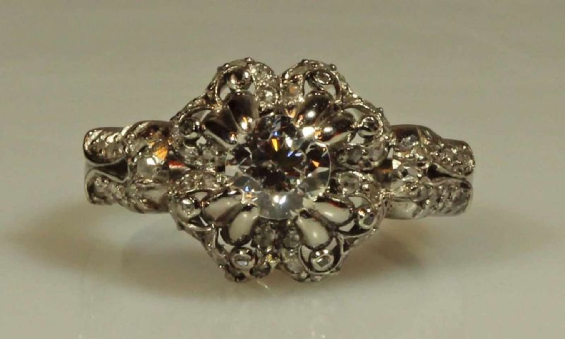 Ring, Platin 950, 1 Altschliffdiamant, ca. 0.75 ct., tw/vs, 58 Diamantrosen, 8 g, RM 17.5 20.00 %