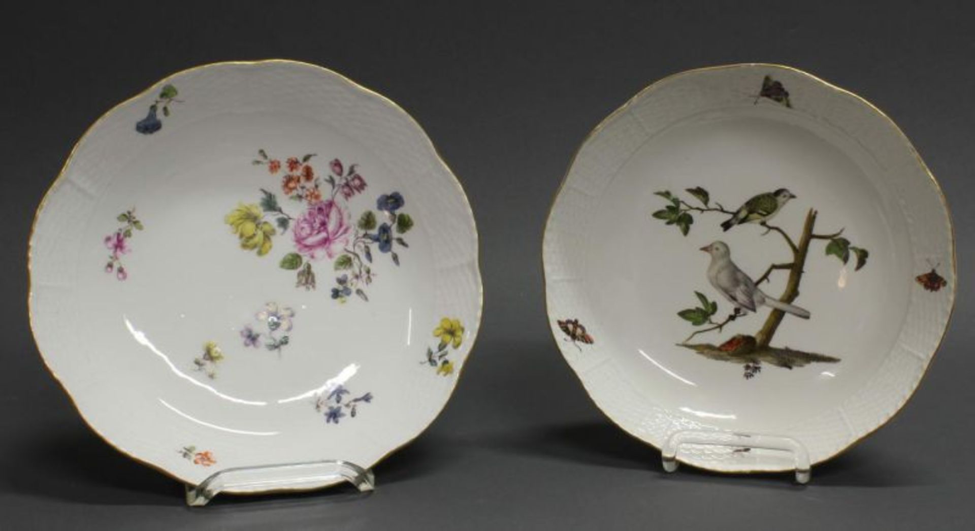 2 Schalen, Meissen, Schwertermarke, 18. Jh., Vogelmalerei auf Stamm mit Terrasse bzw. Blumenmalerei,