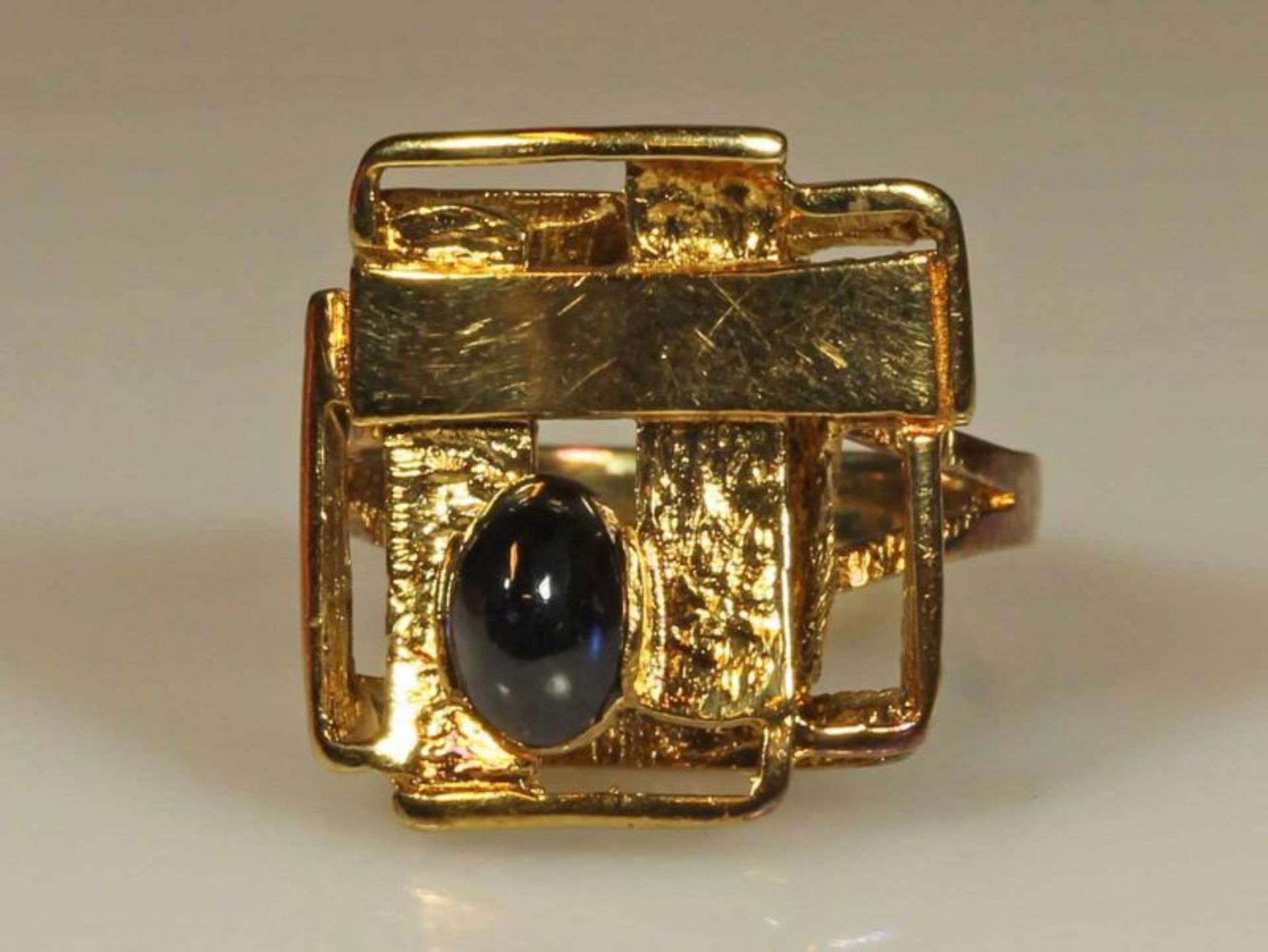 Ring, GG 585, 1 ovaler Saphircabochon, ca. 7 x 5 mm, 5.4 g, RM 17 20.00 % buyer's premium on the