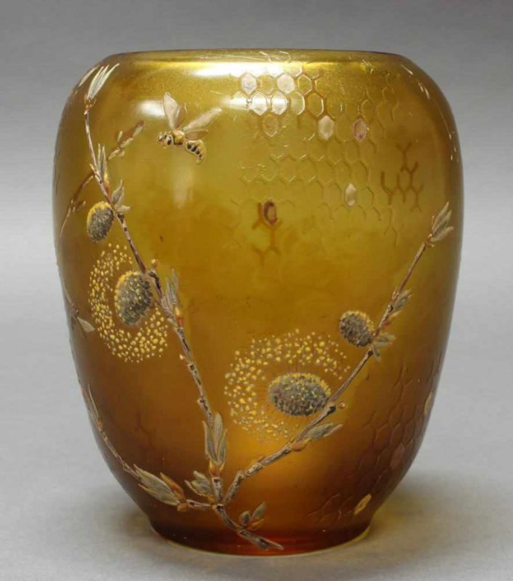 Vase, Emile Gallé, um 1898, honigfarbenes Glas, reliefiert mit Honigwaben, Bienen und