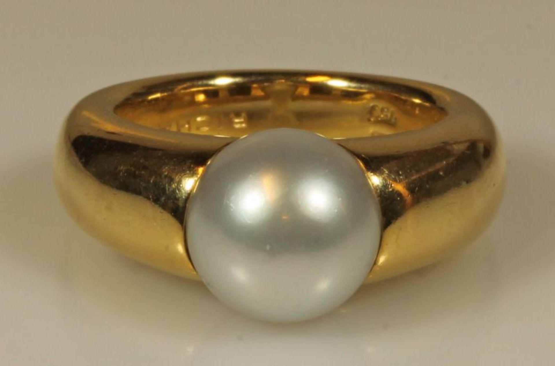 Ring, GG 750, 1 Südsee-Zuchtperle ca. 11 mm, 17.2 g, RM 18 20.00 % buyer's premium on the hammer