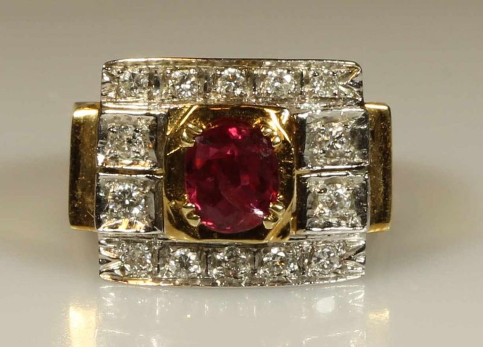 Ring, WG/GG 585, 1 oval-facettierter Rubin, 14 Besatzdiamanten, 9 g, RM 17.5 20.00 % buyer's premium
