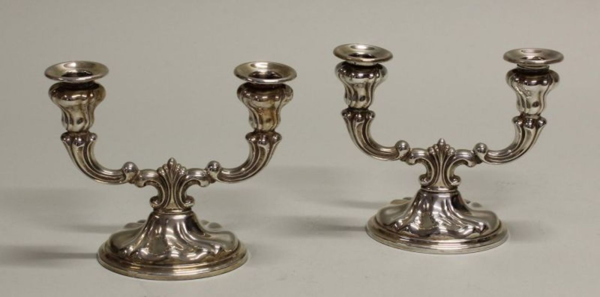 Paar Kerzenleuchter, Silber 835, deutsch, Barockform, je zweiflammig, ca. 12 cm hoch, zus. ca. 212 g