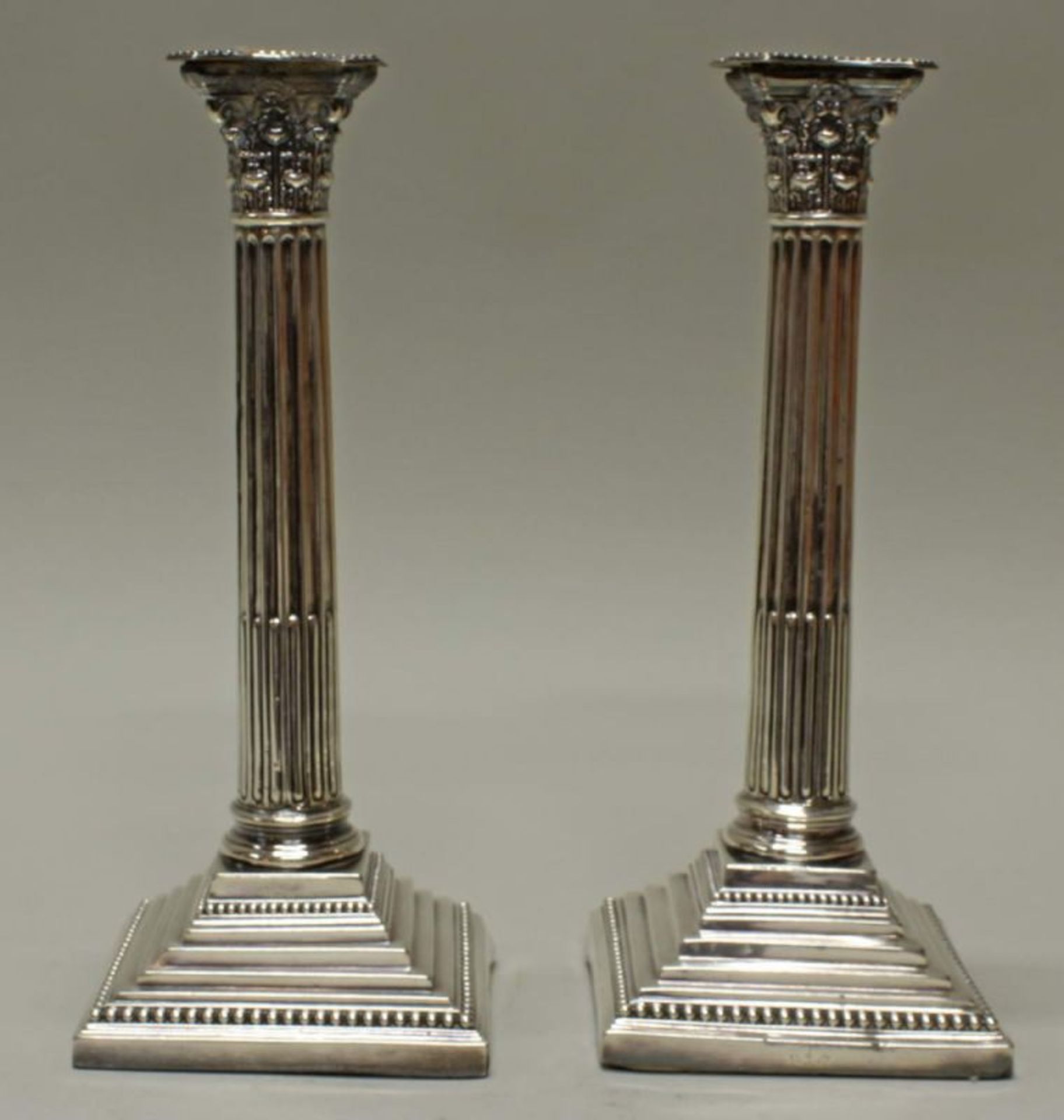 Paar Kerzenleuchter, Silber 925, London, 1901, kannelierte Säulenform, Fuß gefüllt, 30 cm hoch, je