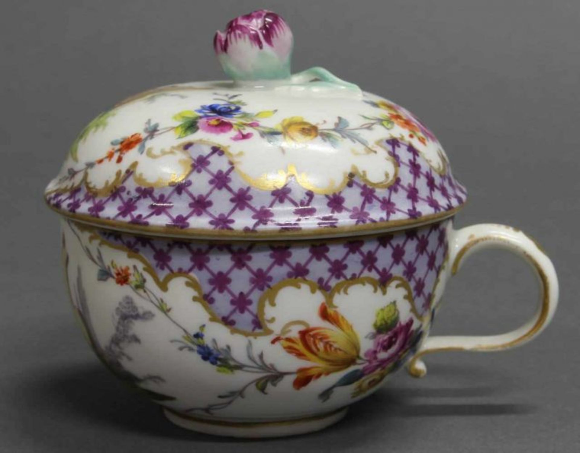 Deckeltasse mit Untertasse, Meissen, Schwertermarke, 1774-1817, galante Miniaturmalerei, - Image 4 of 8