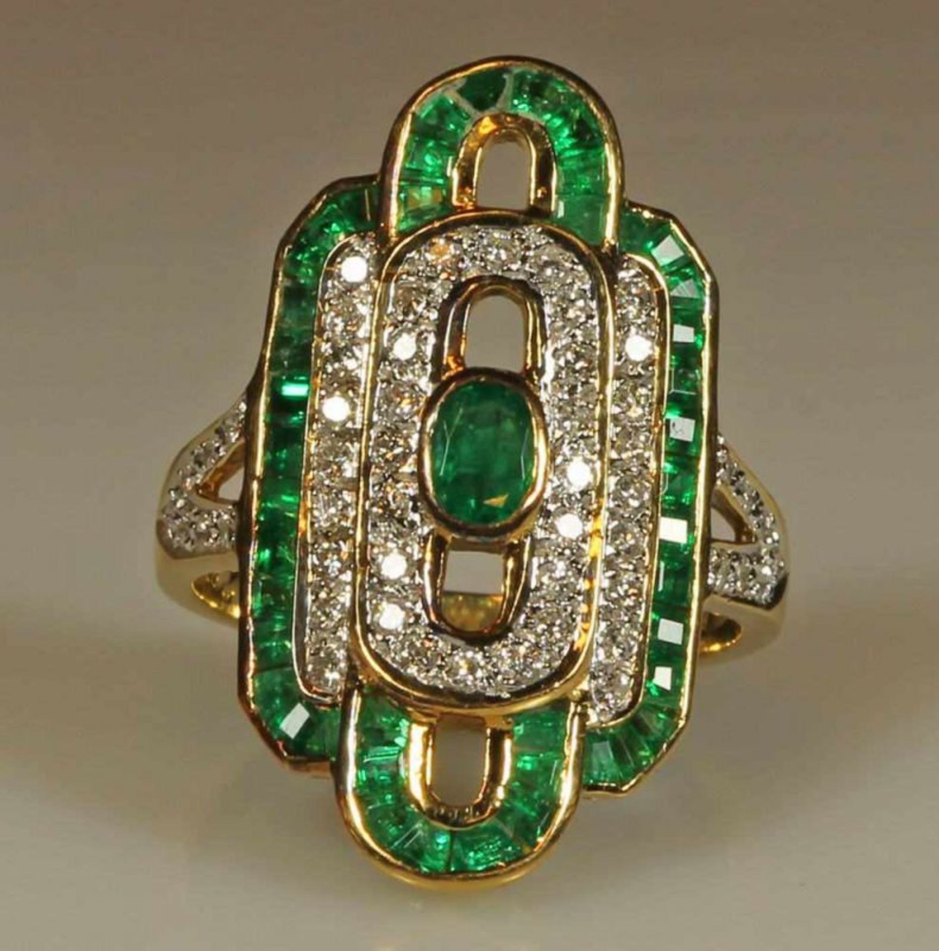 Ring, GG 750, 1 ovaler facettierter Smaragd, 44 eingeschliffene Smaragd-Trapeze, 52 Brillanten