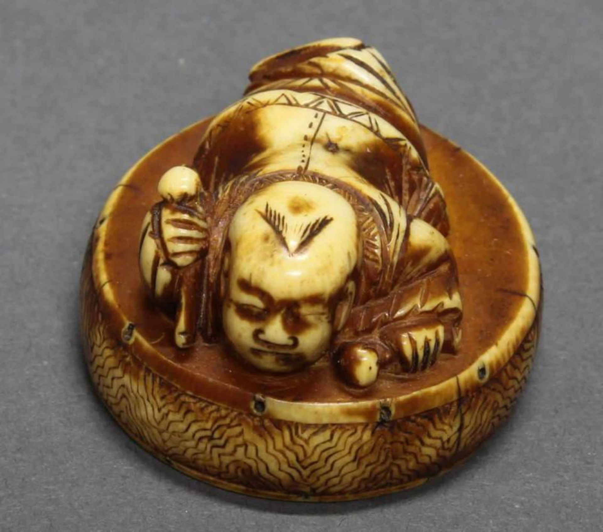 Netsuke, "Junge auf einer Trommel liegend", Japan, 20. Jh., Elfenbein, geschnitzt, 2.2 cm hoch 20.00 - Image 5 of 5