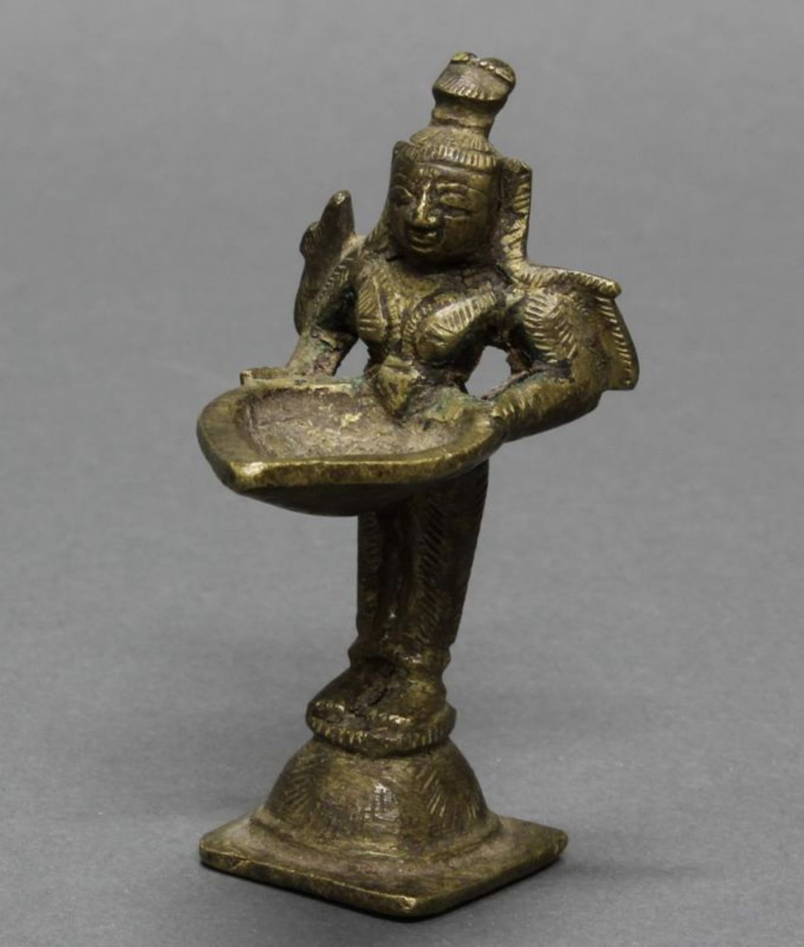 Konvolut 13 Kleinbronzen, Indien, 19./20. Jh., Messing/Bronze, Gottheiten, Altar, u.a., 4.3-28 cm - Image 11 of 14