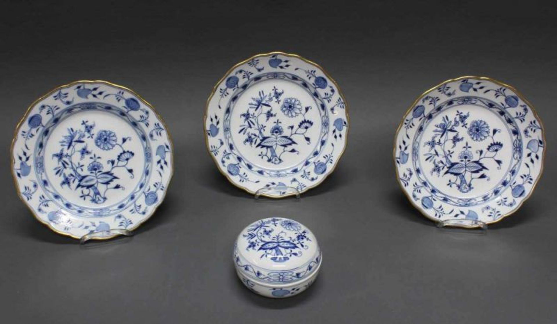 3 Speiseteller, Meissen, Schwertermarke, 1850-1924, 2. Wahl, Zwiebelmuster, Goldrand, ø 25 cm,