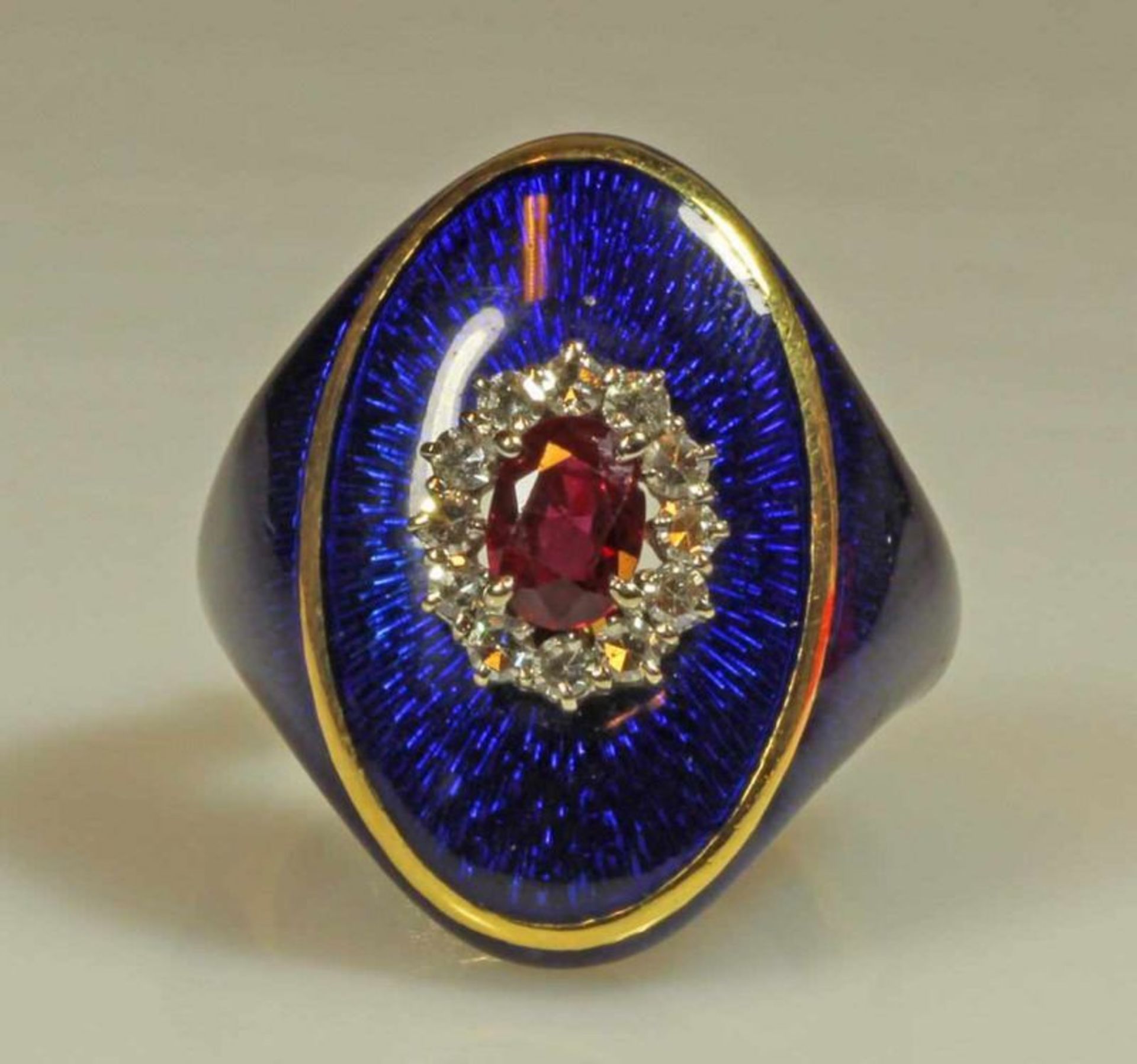 Ring, GG 750, blau emailliert, 1 facettierter Rubin, 12 Diamanten, 18 g, RM 17.5 20.00 % buyer's