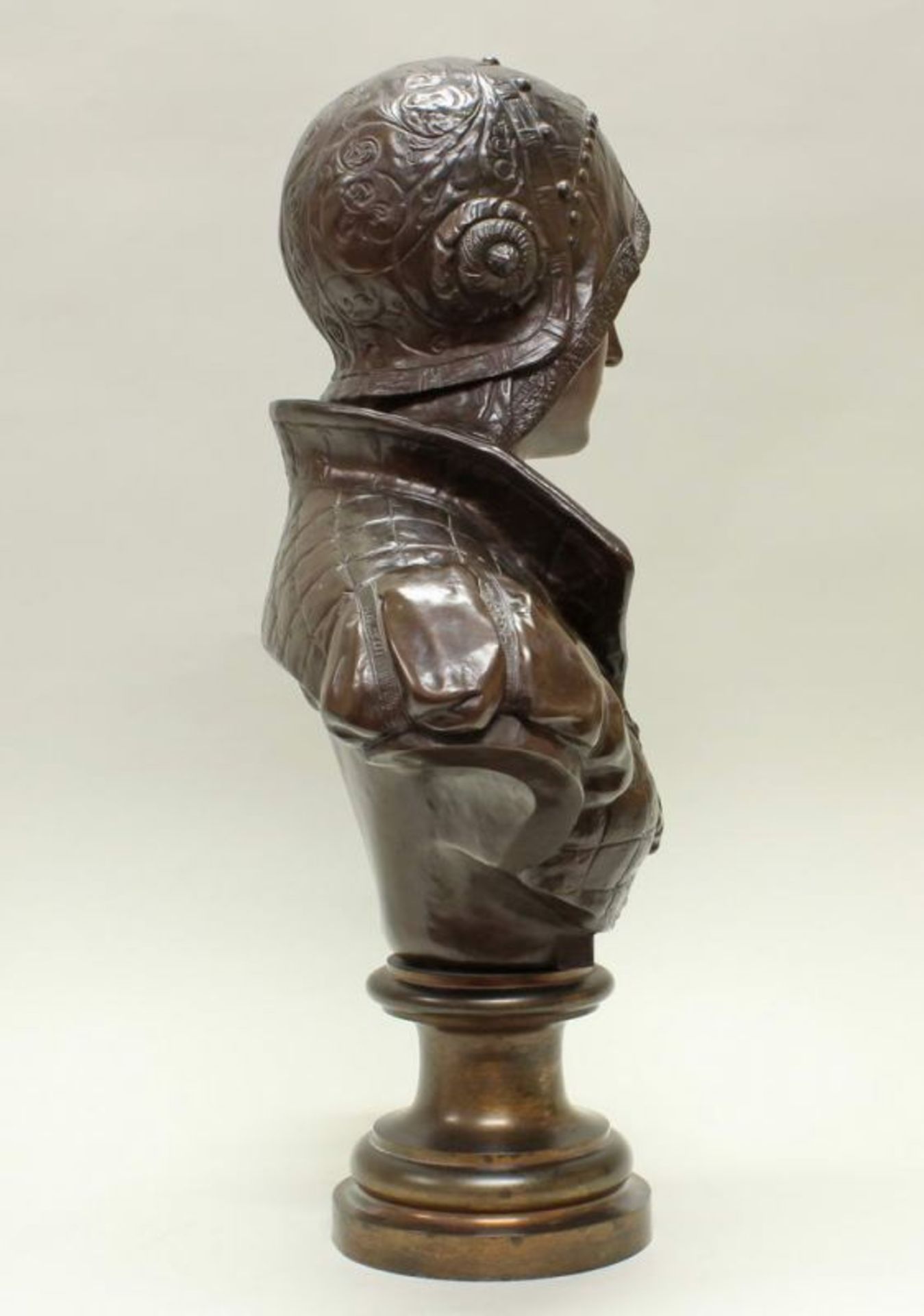 Bronze, dunkelbraun patiniert, "Frauenbüste", auf Metallsockel, verso bezeichnet P. Baur FB, 68 cm - Image 5 of 6