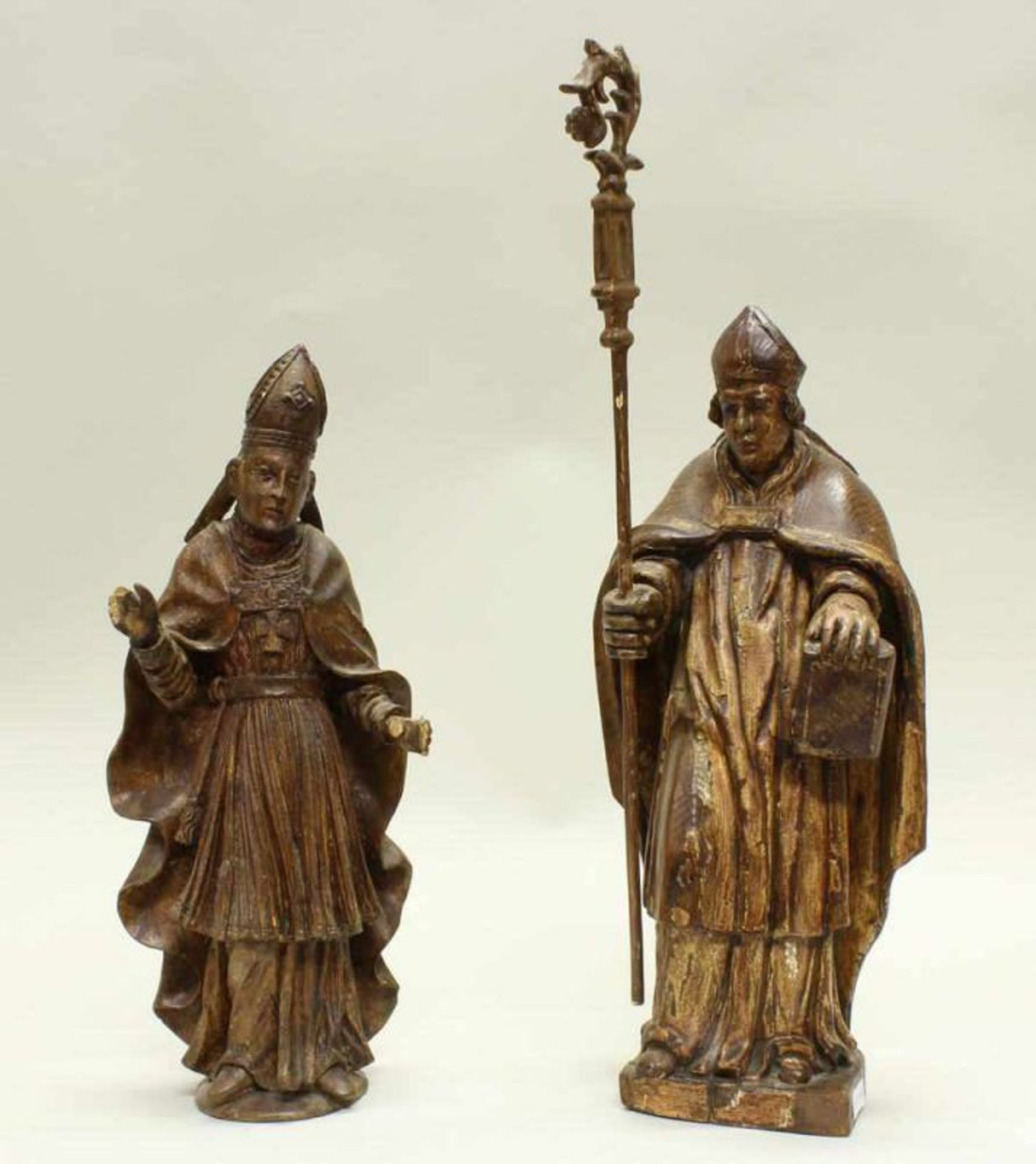 2 kleine Skulpturen, Holz geschnitzt, "Heilige Bischöfe", 34 cm bzw. 36 cm hoch, 18./19 Jh.,