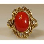 Ring, GG 585, 1 Korall-Cabochon, 4 Besatz-Diamanten, 8 g, RM 17.5 20.00 % buyer's premium on the