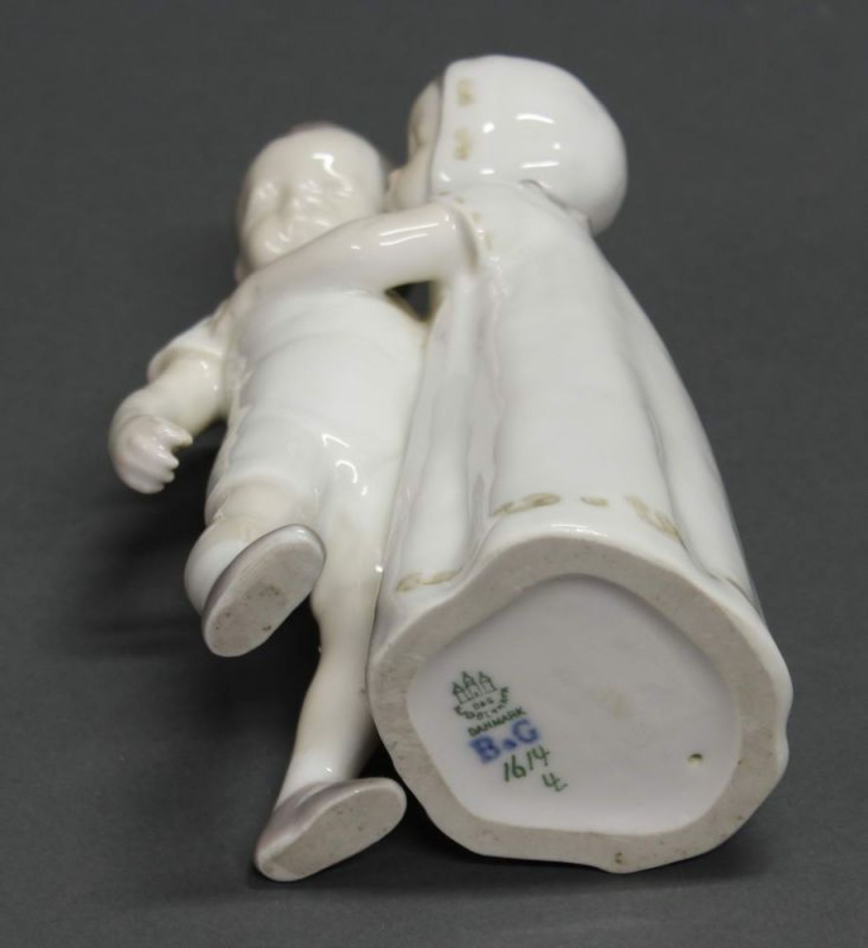 3 Porzellanfiguren, "Lesendes Kinderpaar", "Dame auf einer Bank", "Verschmähte Liebe", Bing & - Image 2 of 2