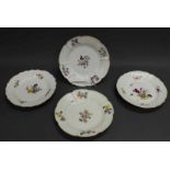 4 Teller, Meissen, Schwertermarke, 18. Jh., 2 x floraler Reliefdekor, 2x Neuosier, bunte