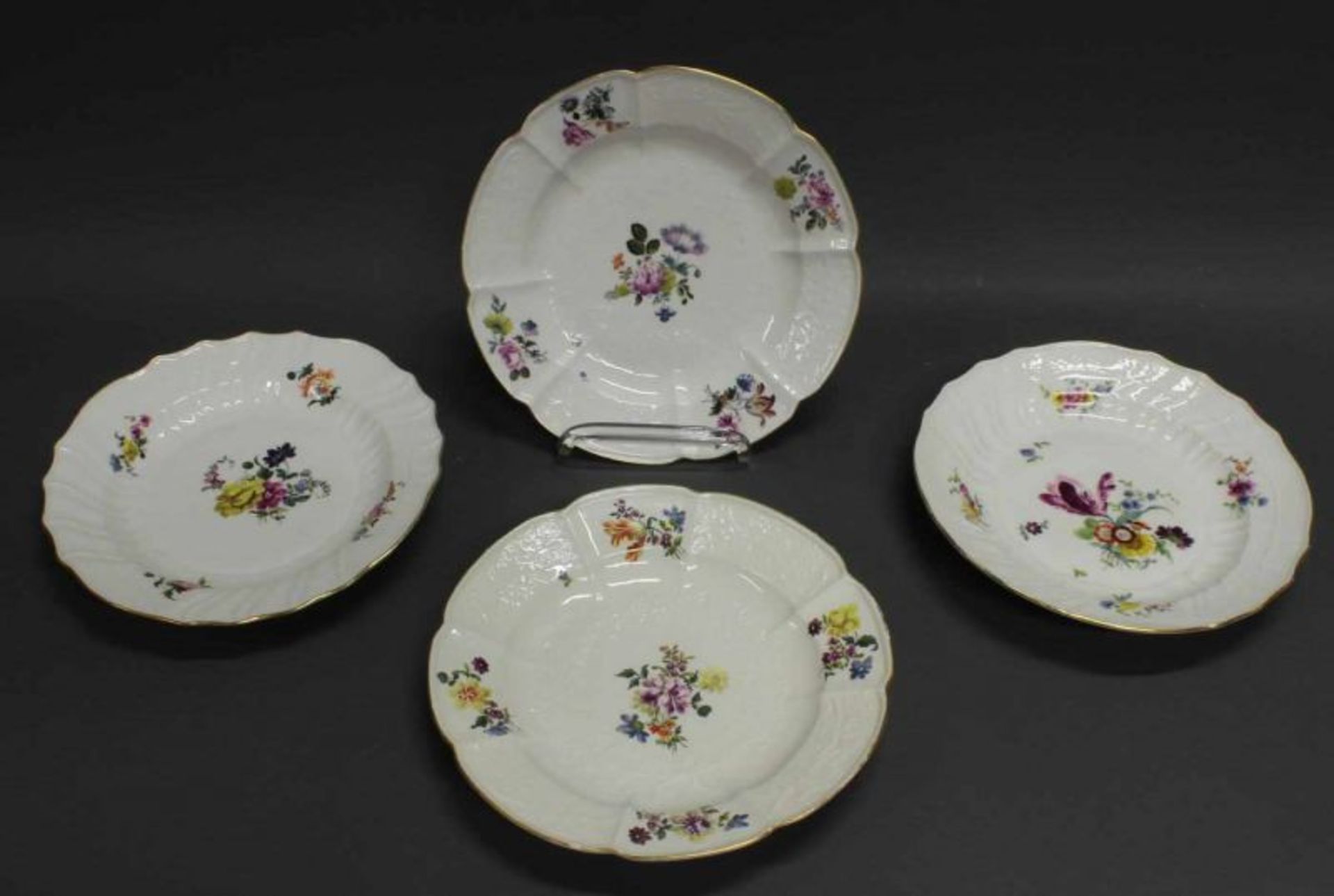 4 Teller, Meissen, Schwertermarke, 18. Jh., 2 x floraler Reliefdekor, 2x Neuosier, bunte