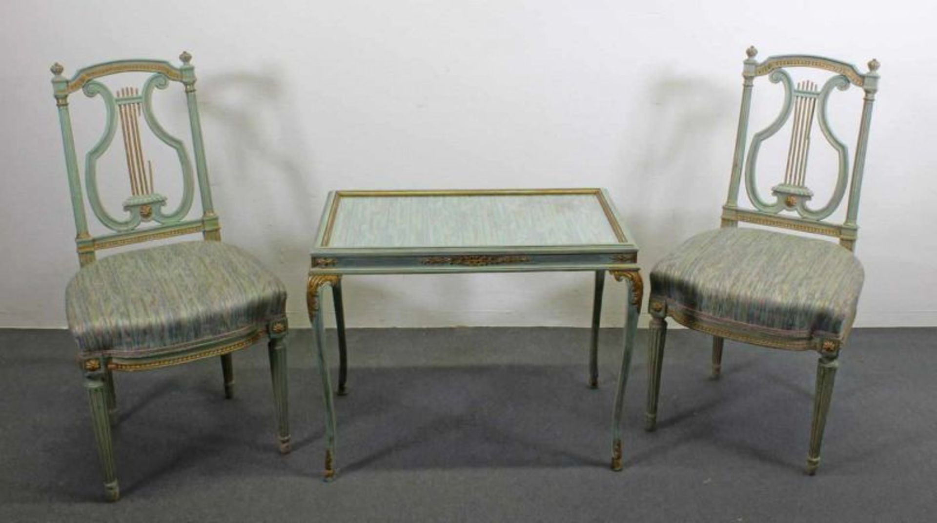 Kleiner Tisch mit zwei Stühlen, Louis Seize-Stil, 20. Jh., grünlich/gold gefaßt, Rückenlehnen der