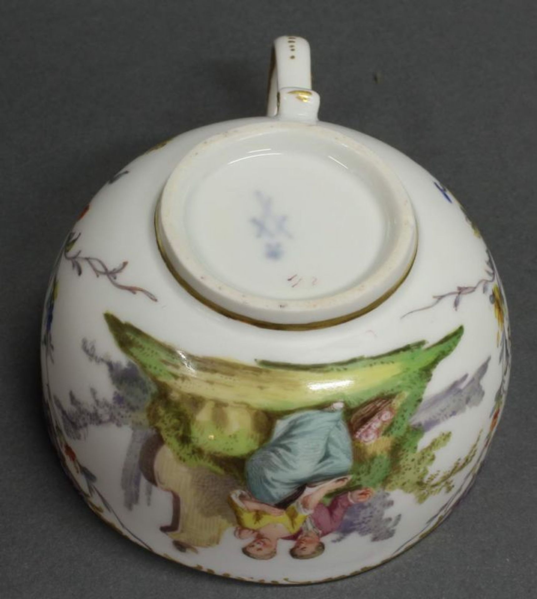 Deckeltasse mit Untertasse, Meissen, Schwertermarke, 1774-1817, galante Miniaturmalerei, - Image 7 of 8