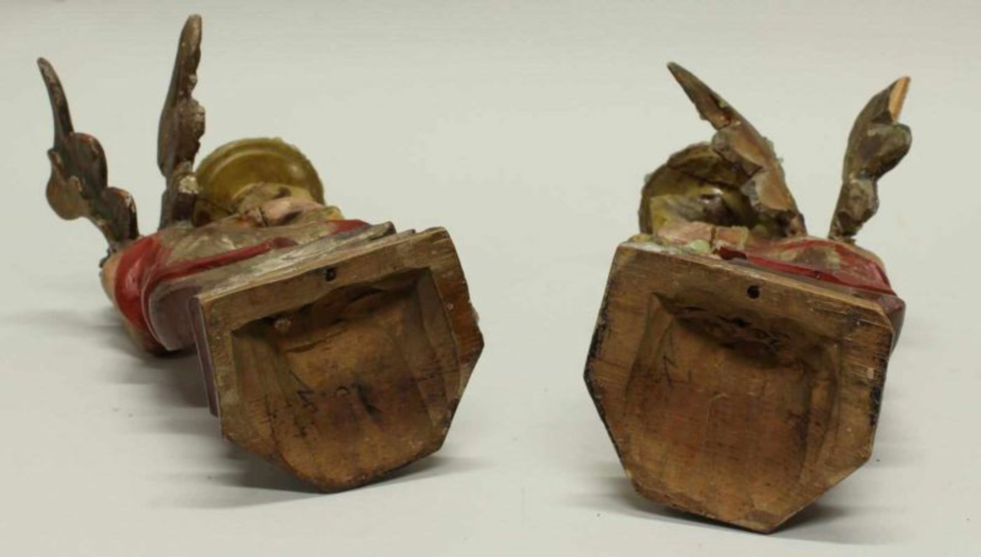 Paar Leuchterengel, Holz, gefasst, Anfang 20. Jh., 23 cm bzw. 24 cm hoch, geklebt, leicht beschädigt - Image 3 of 3